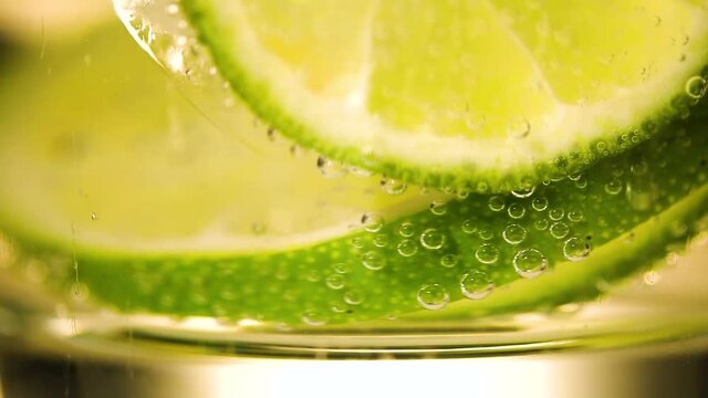 cocktail avec citron en gros plan   
