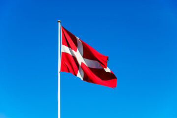 Dänische Flagge vor blauem Himmel Danebrog