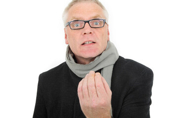 Alter Mann mit Brille beim diskutieren
