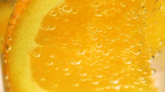 tranche d'orange dans un verre cocktail