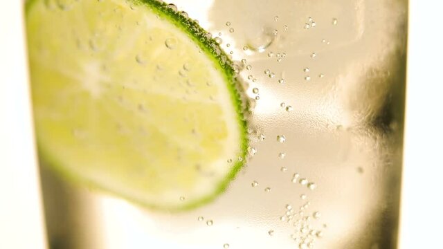cocktail avec tranche de citron 
