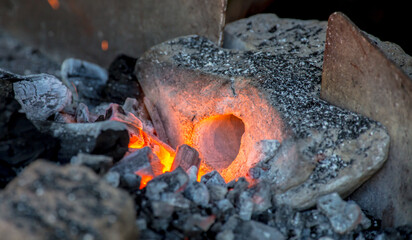 ein Schmiedefeuer in einer traditionellen Schmiede