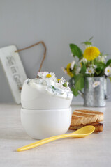 Quark mit Wildkräutern und Gänseblümchen