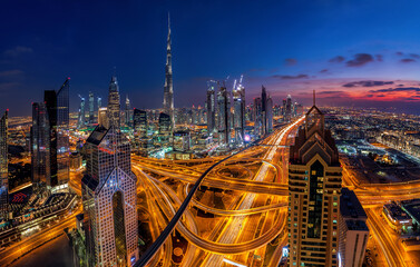 Naklejka premium Dubai bei Sonnenuntergang