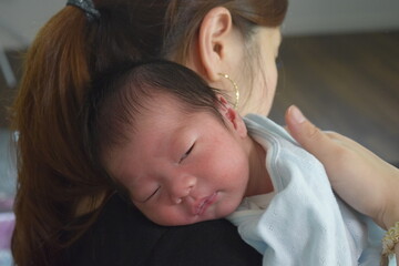 授乳後、赤ちゃんにげっぷさせるママ　生後14日