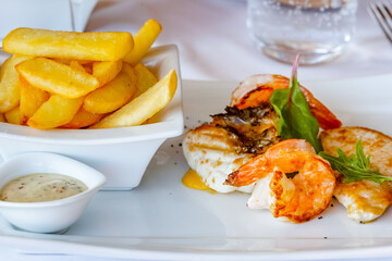 crevettes et filets de poisson à la plancha, frites