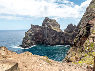 Küstenformation von Felsen im Meer