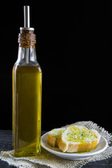 Aceite de oliva virgen extra con rebanadas de pan