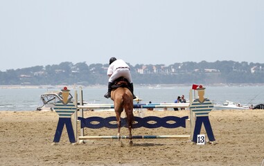 la jumping des sables,concours de saut d'obstacles sur la plage à Arcachon