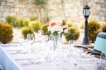 Fototapeta na wymiar Beautiful table decoration for a garden party/wedding
