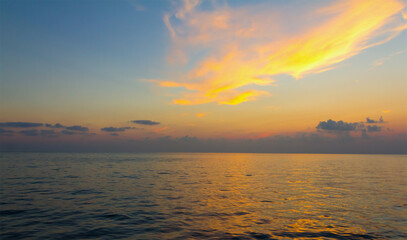 Obraz premium Colorful bright sunset sunrise colors the cloud in orange over the sea surface