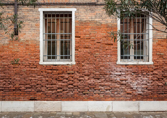 Fototapeta na wymiar Feuchte Backstein-Fassade in Venedig