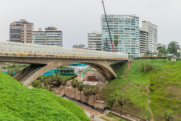 Fototapeta premium LIMA, PERU - JUNE 4, 2015: Bridge crossing a small valley in Miraflores district of Lima