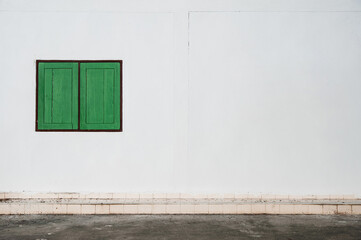 Obraz na płótnie Canvas green wood window frame on white wall by walkway
