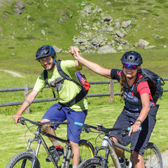 Obraz premium gemeinsame Freude beim Mountainbiken