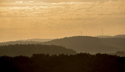 Windräder im Sonnenaufgang