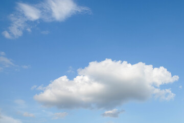 Obraz premium Clouds in the blue sky on a sunny day