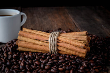 Coffee beans with cinnamon A mixture of popular drinks.