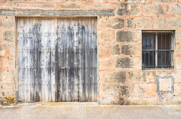 Altes Holztor und Fenster mit Gitter Detail Ansicht
