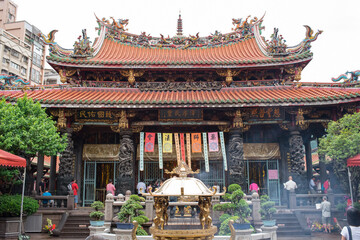Obraz premium Longshan Temple in Taipei, Taiwan 台湾・台北の寺院 龍山寺