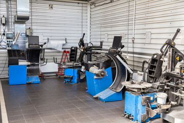 Car service equipment. Tire fitting