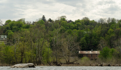 Fototapeta na wymiar house at river bank