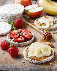 Dietary snack with fruits, berries and crispbread