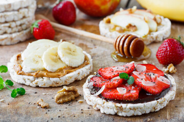 Dietary snack with fruits, berries and crispbread