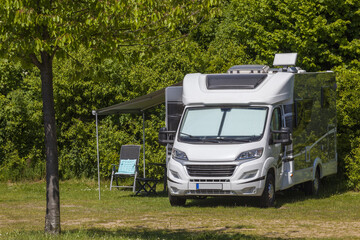 Wohnmobil auf einem Wohnmobilstellplatz © Ralf Gosch