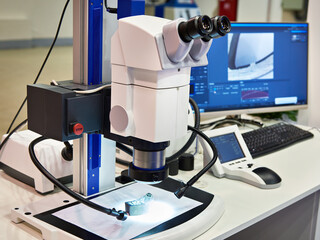 Stereomicroscope, computer monitor and LED lighting