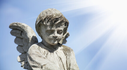 Obraz premium Guardian angel statue in sunlight as a symbol of strength, truth and faith.