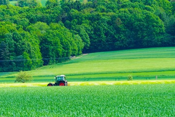 Traktor zwischen Feldern © pusteflower9024