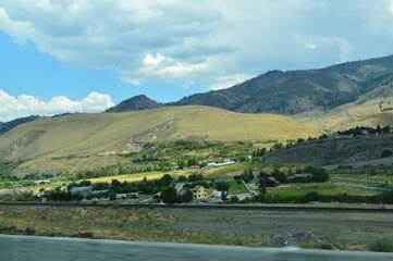 Naklejka premium Mountains near the highway