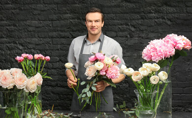 Beau fleuriste créant un beau bouquet dans un magasin de fleurs