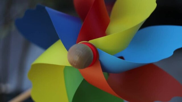 moulin à vent multicolore