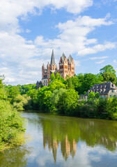 Limburger Dom spiegelt sich in Lahn