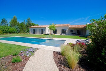 jardin maison piscine - 157184845