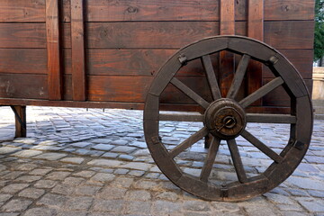 Obraz premium old wooden cart in city