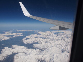 Fototapeta na wymiar Flug über die verschneiten Alpen
