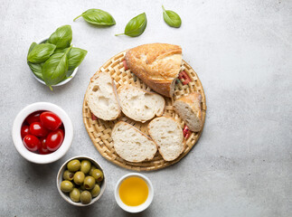 Świeża bagietka z oliwą z oliwek i pomidorami 