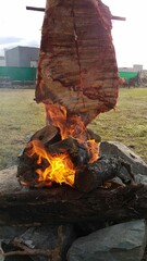 Cocinando costillar a la llama