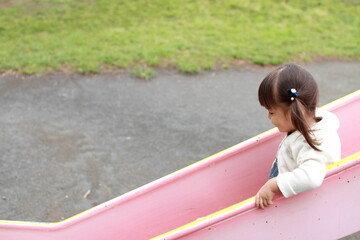 滑り台で遊ぶ幼児(2歳児)