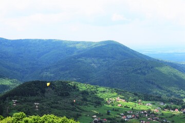 Fototapeta na wymiar Lot paralotnią na górze Żar