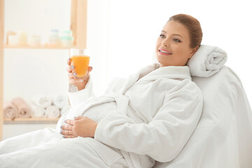 Obraz na płótnie Canvas Young beautiful pregnant woman relaxing in spa salon