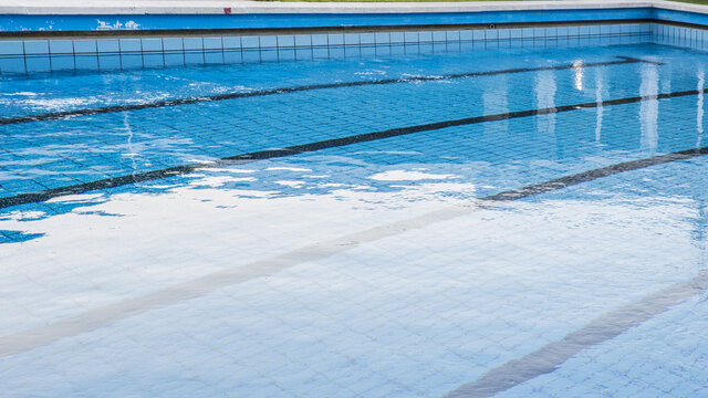 Grande piscina olimpica in un centro sportivo all'aperto. Questa è solitamene adibita alla pratica del nuoto o di altre attività e sport acquatici