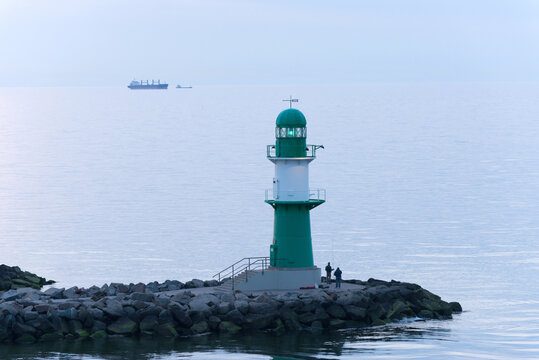 Leuchtturm (Molenfeuer) am Hafen von Warnem&uuml;ndebei Rostock