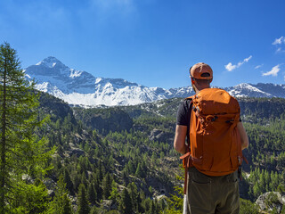 Fototapeta na wymiar Trekking nelle alpi