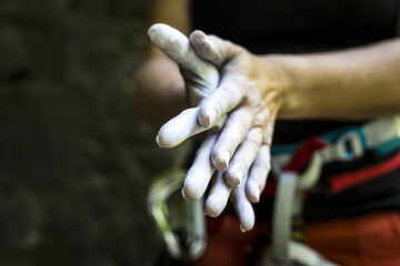 Detailaufnahme Hände Kletterer mit Chalk, Kreide und Bewegungsunschärfe