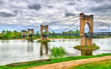 Obraz premium Suspension Bridge spanning the Loire in Langeais, France