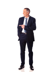 Obraz premium Full length businessman pointing to the left